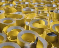 Rolos de fitas adesivas industriais organizados para uso em processos produtivos e logísticos de alta eficiência.