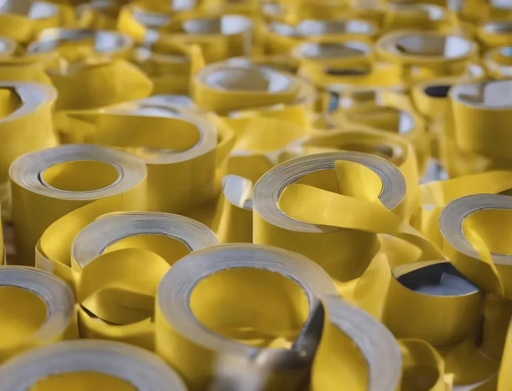 Rolos de fitas adesivas industriais organizados para uso em processos produtivos e logísticos de alta eficiência.