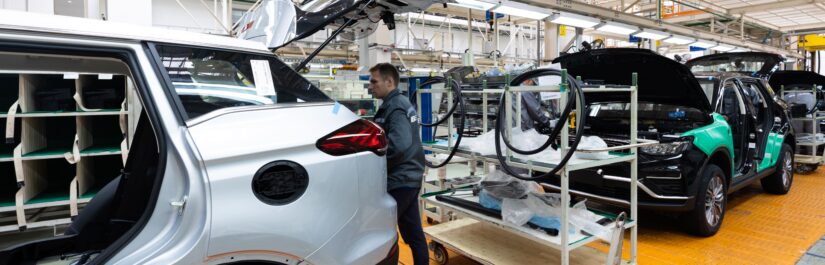 Linha de produção automotiva com uso de peças técnicas em materiais flexíveis para montagem de veículos.