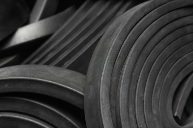 Elastômeros industriais em formato de anéis e perfis utilizados em aplicações de vedação e componentes técnicos