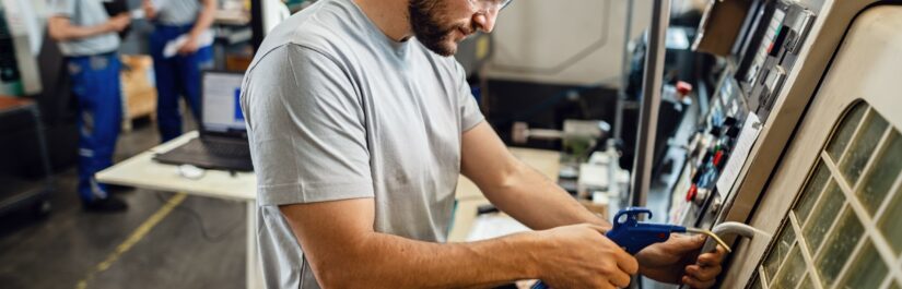 Manutenção industrial em equipamento com ajuste de peças técnicas para aumentar eficiência e reduzir custos operacionais