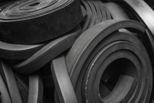 Peças para absorção de impacto em materiais flexíveis e perfis de borracha industrial para proteção de maquinário.