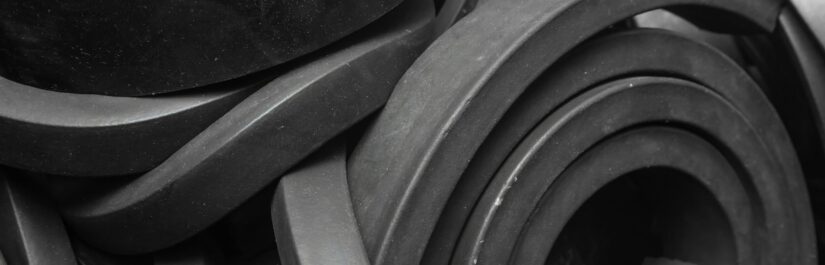 Peças para absorção de impacto em materiais flexíveis e perfis de borracha industrial para proteção de maquinário.